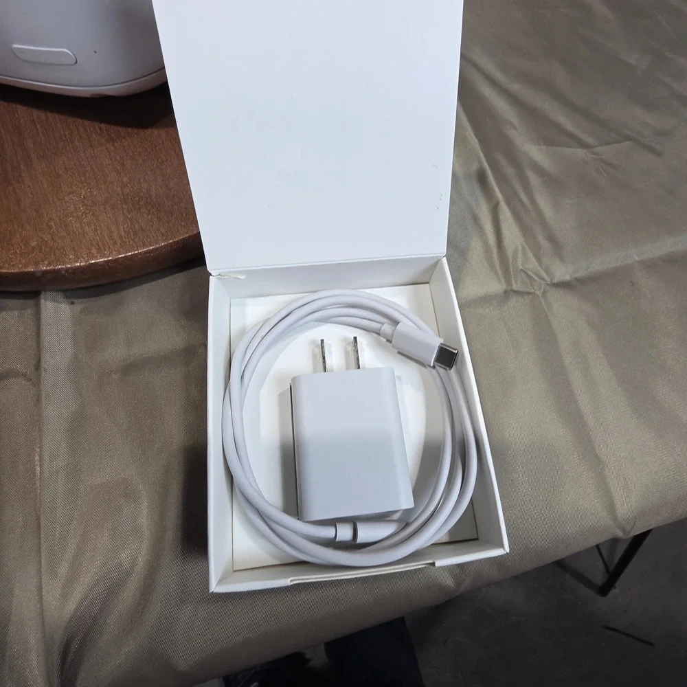 Oculus Quest 2 All-In-One VR Headset 128GB White with Controllers and Charger